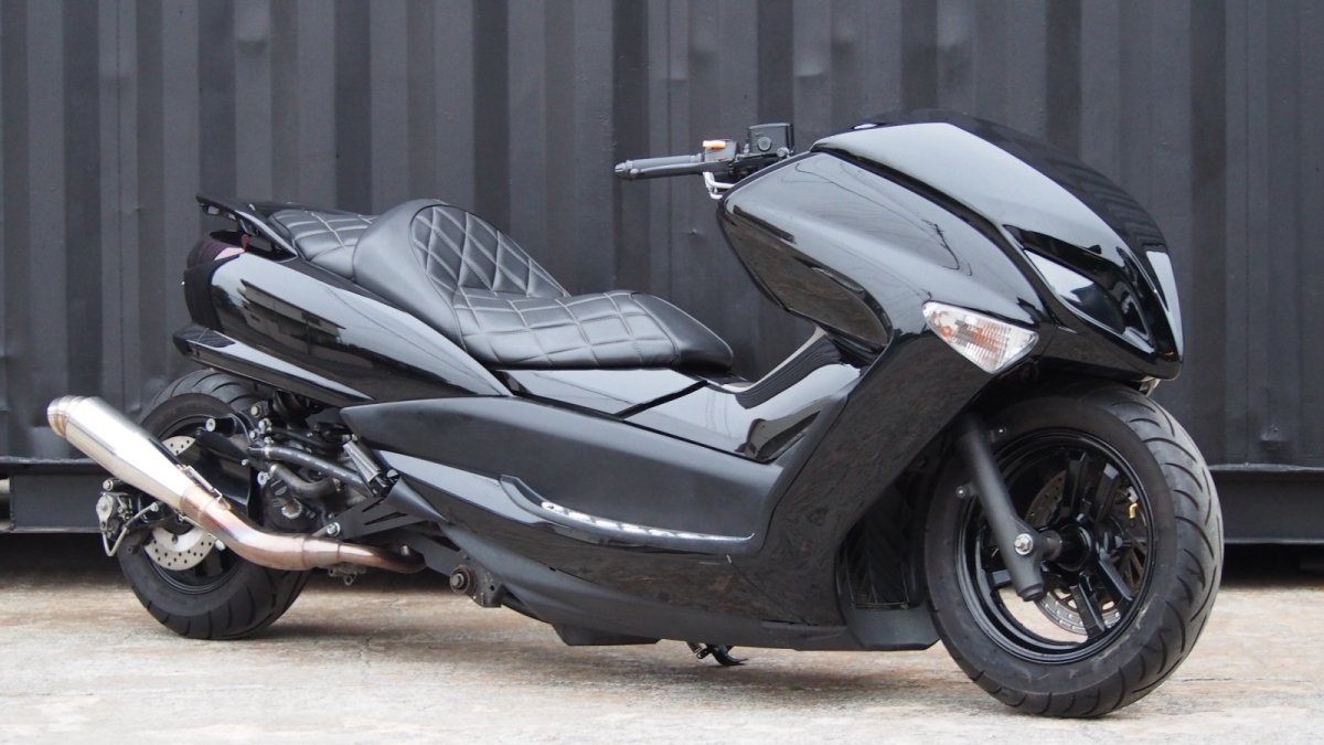 画像1: 4D9 マジェスティ　後期　VOGUEエアロ　 LOTAUS300ロンホイ 　ブラックカスタム (1)