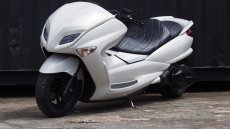 画像9: 4D9マジェスティ250(SG20J) VOGUEエアロ　300ロンホイカスタム　ホワイト＆ブラック (9)