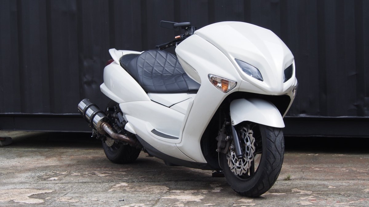 画像2: 4D9マジェスティ250(SG20J) VOGUEエアロ　300ロンホイカスタム　ホワイト＆ブラック (2)